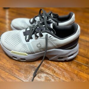 ONLYY WORN ONCE.  ON CLOUD WOMEN'S CLOUDPULSE RUNNING ATHLETIC SNEAKERS LAVENDER